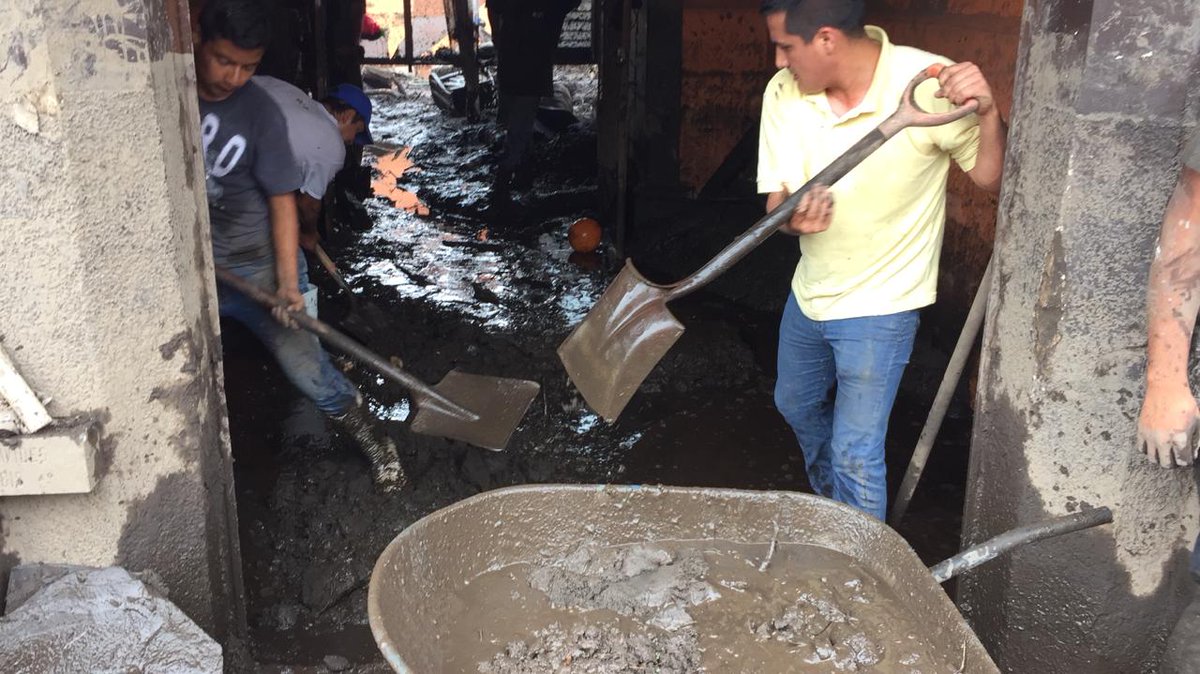 TRAS LA TRAGEDIA. En San Gabriel hay más de 400 elementos de los tres órdenes de gobierno, quienes apoyan en diversas labores, entre ellas las de limpieza. (Foto: Especial)